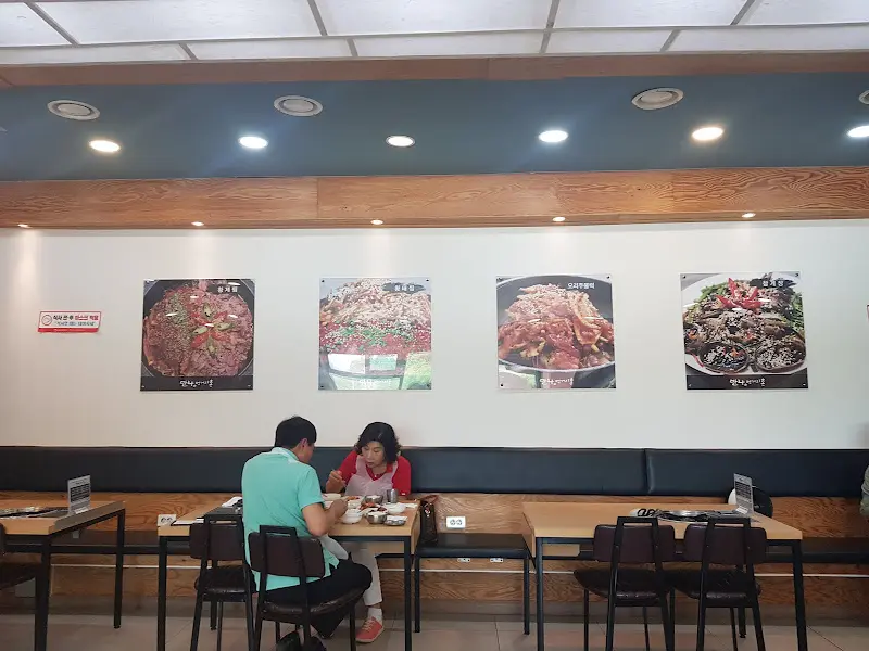 넓고 깔끔한 실내