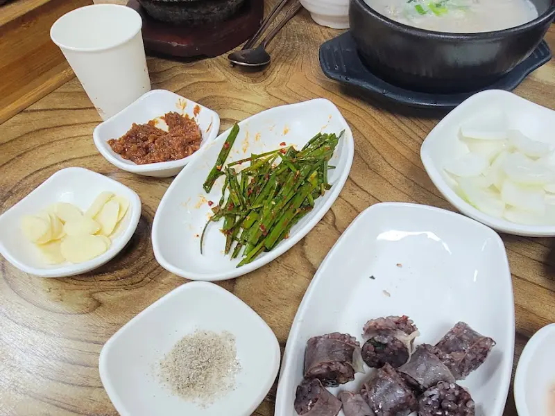 돼지국밥과 돌솥밥