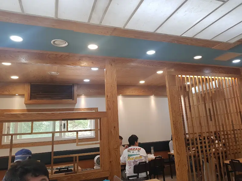 편안한 분위기의 나무 인테리어