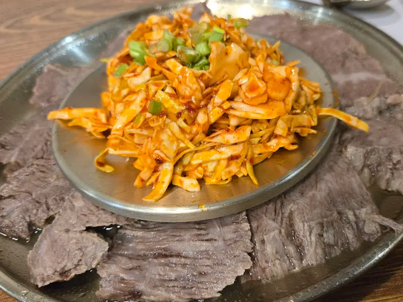 한우 수육과 곁들여 먹는 매콤달콤한 양배추 무침