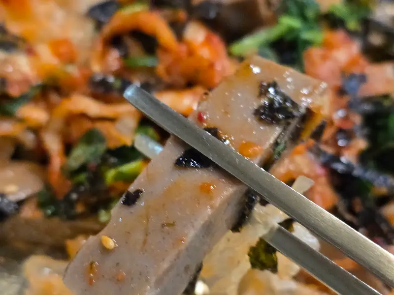 메밀묵을 들어올리는 젓가락