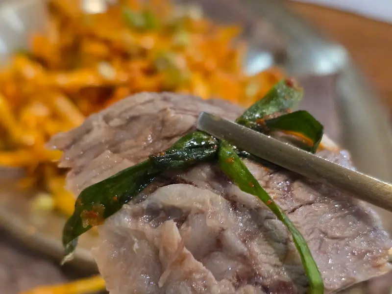 윤기가 흐르는 수육 한 점