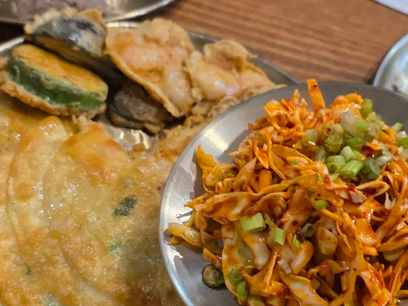 모듬전과 양배추 무침의 조화