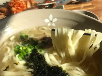 뇌를 자극하는 매콤함, 동부시장 칼국수 맛집에서 펼쳐지는 미각 실험