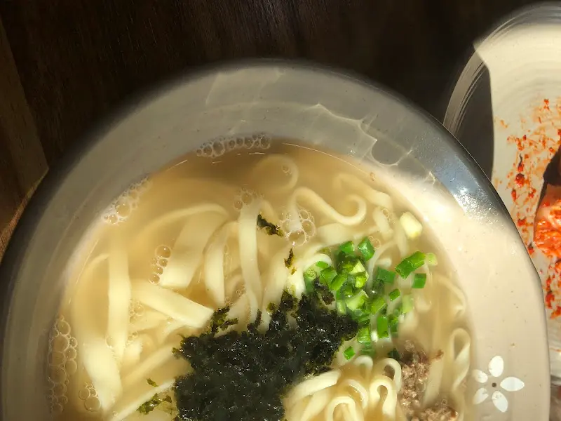 김가루, 소고기 다짐, 파가 고명으로 얹어진 칼국수