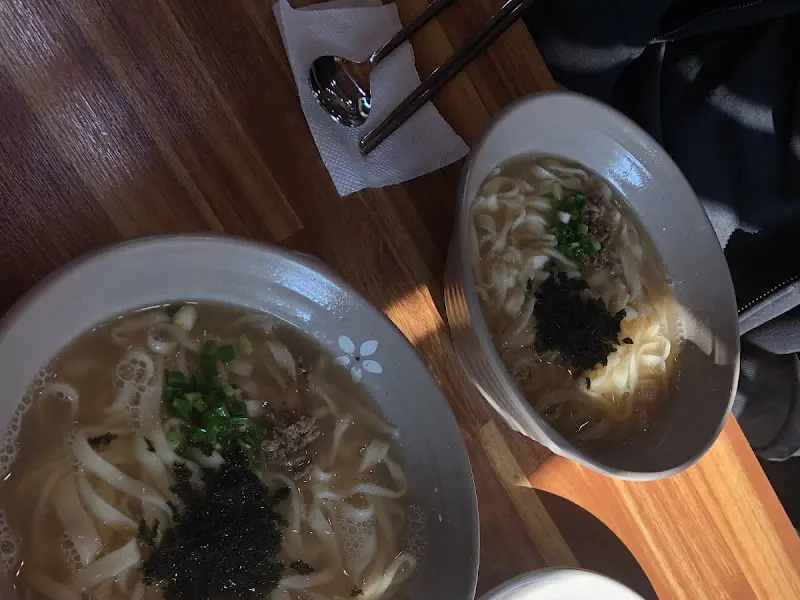 테이블 위에 놓인 칼국수 두 그릇
