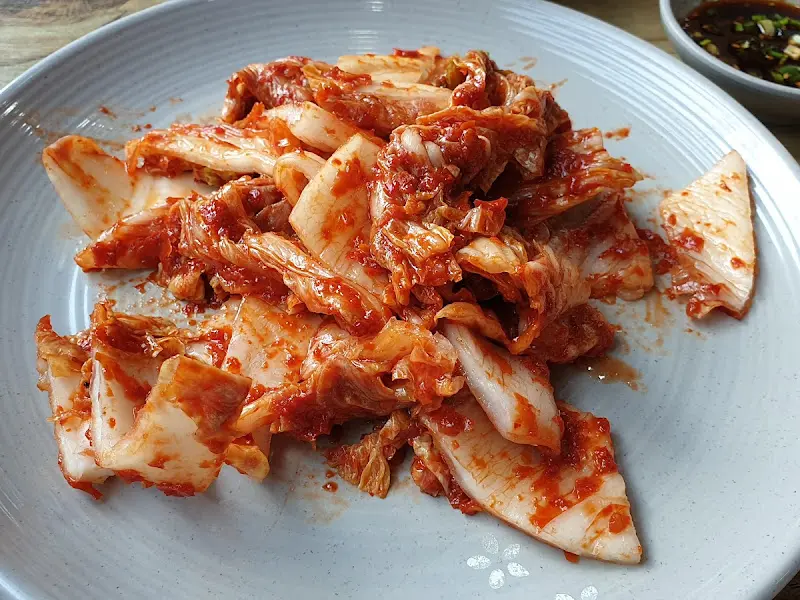 테이블 위에 놓인 겉절이 김치