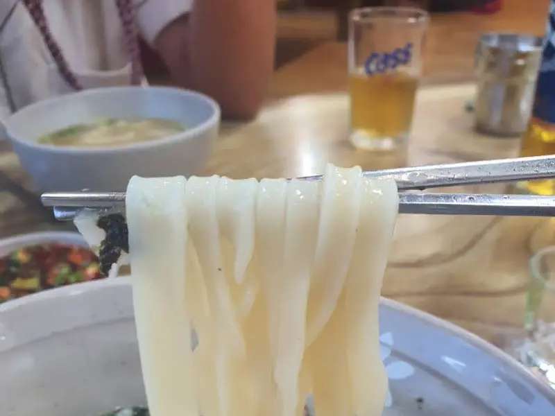 젓가락으로 집어 올린 칼국수 면발