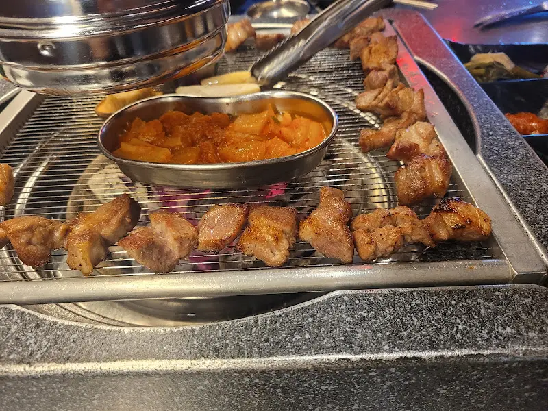 숯불 위에 구워지는 김치