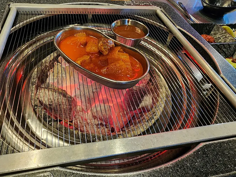 불판 위에 올려진 김치찌개