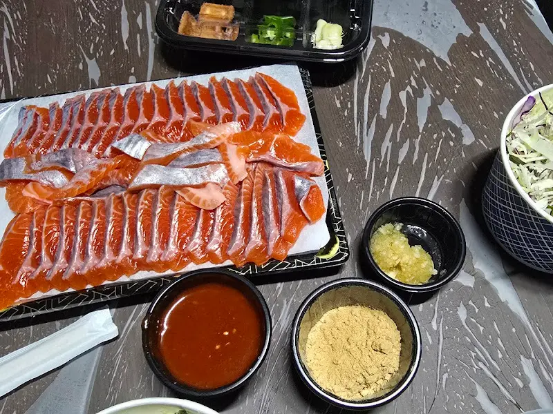 군침이 절로 도는 송어회 한 상 차림