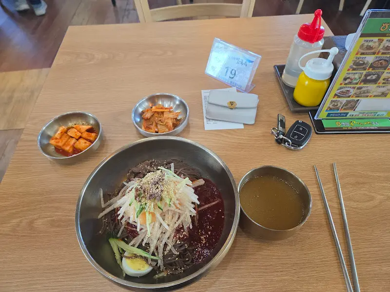 비빔 메밀 국수 한 상 차림