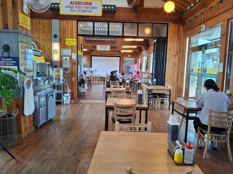 넓고 깔끔한 식당 내부