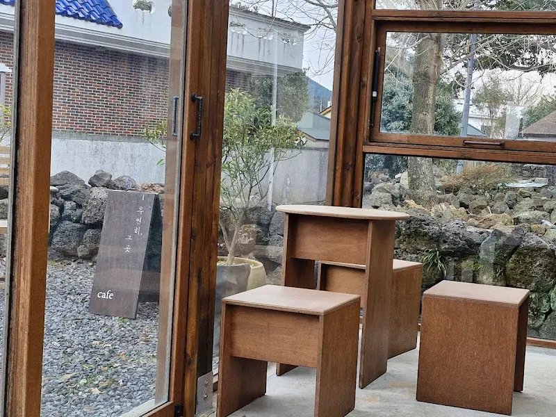 카페 내부의 창가 좌석