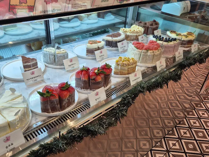 다양한 케이크 쇼케이스