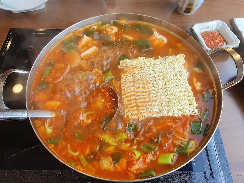 부대찌개에 라면사리를 넣은 모습