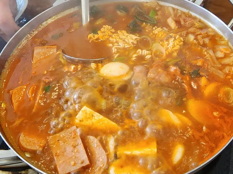 부대찌개 끓는 모습