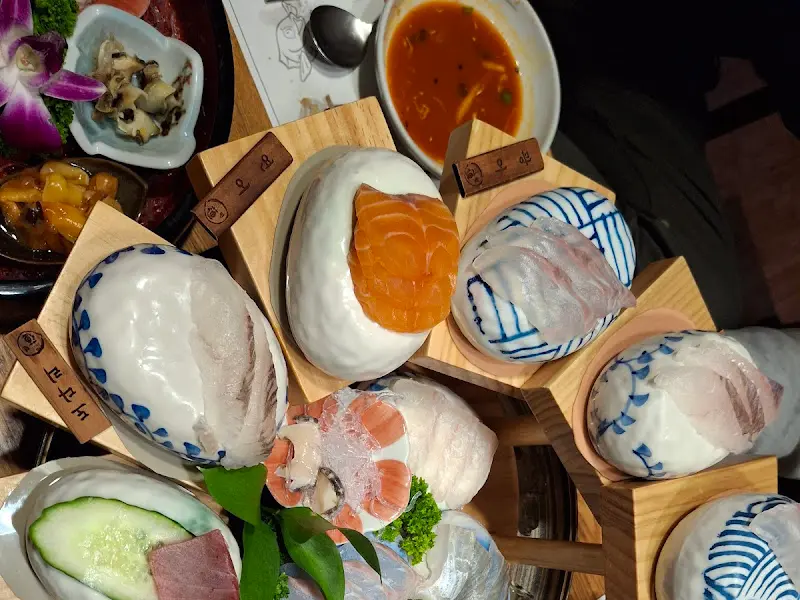 푸짐한 코스 요리 한 상