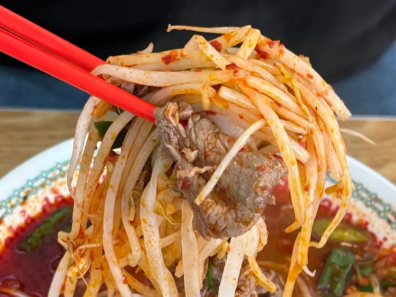 젓가락으로 쌀국수 면을 들어올리는 모습