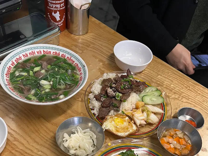 테이블 위에 놓인 쌀국수와 숯불돼지고기덮밥