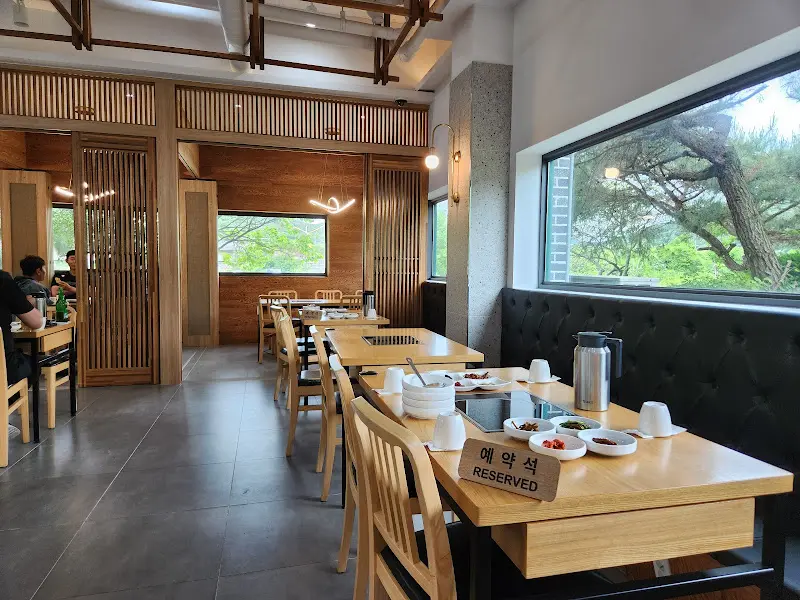 깔끔하고 정돈된 식당 내부