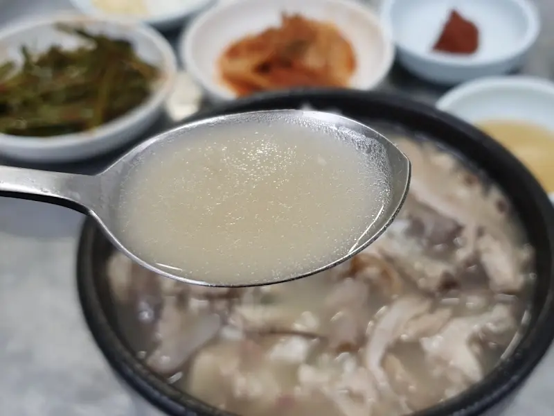 맑고 깔끔한 왕돼지 돼지국밥 국물