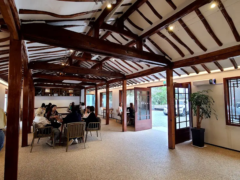 따뜻한 나무 질감이 느껴지는 은우커피 내부