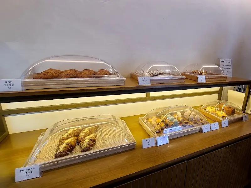 다양한 빵과 디저트가 가득한 쇼케이스