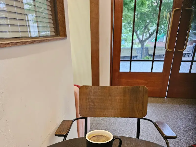 정갈하게 꾸며진 야외 테이블