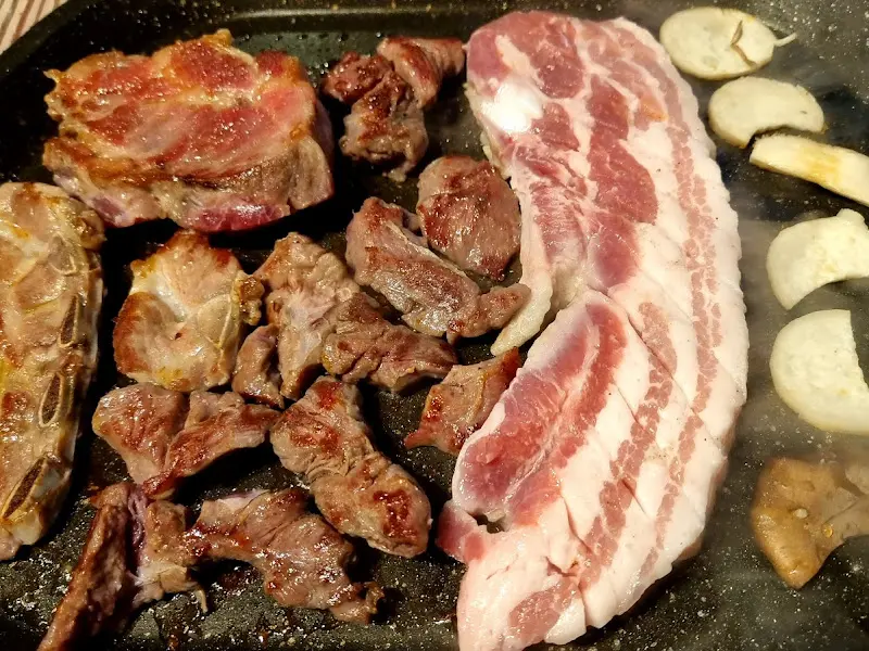 노릇하게 구워진 삼겹살과 버섯