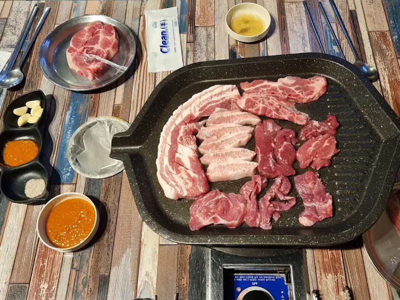 불판 가득 올려진 다양한 종류의 고기