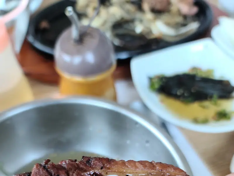 숯불갈비와 떡갈비가 놓인 테이블