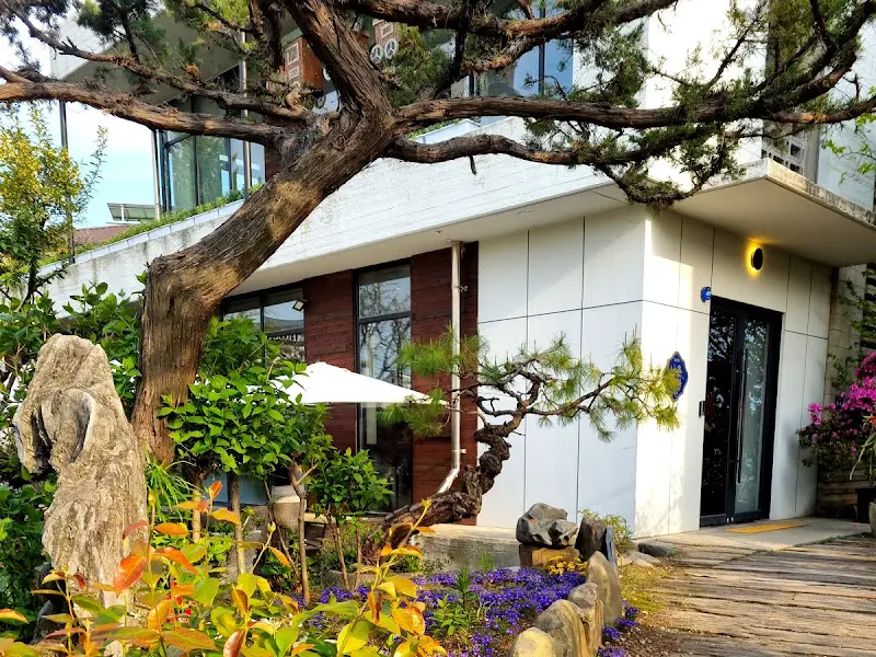 카페 외부 정원