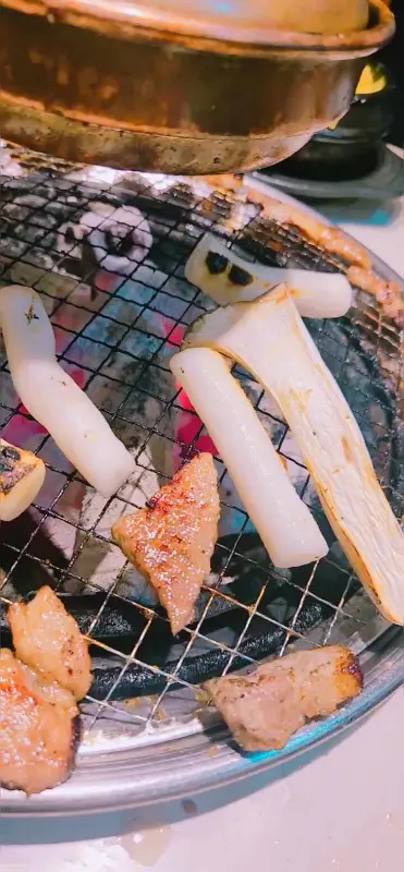 숯불 위에서 구워지는 돼지갈비와 떡, 버섯