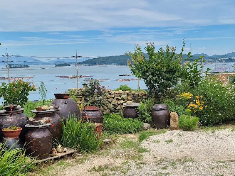 장독대와 바다 풍경