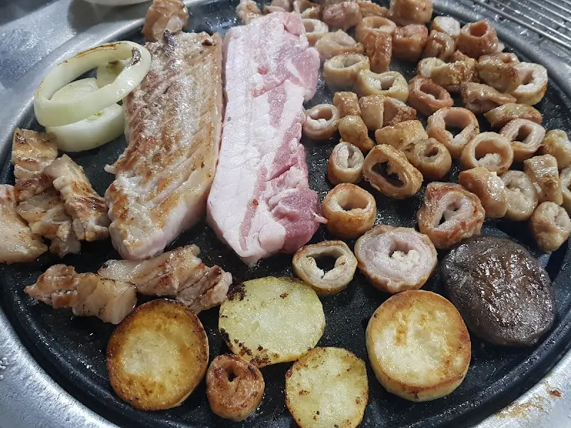 불판 위의 막창과 삼겹살