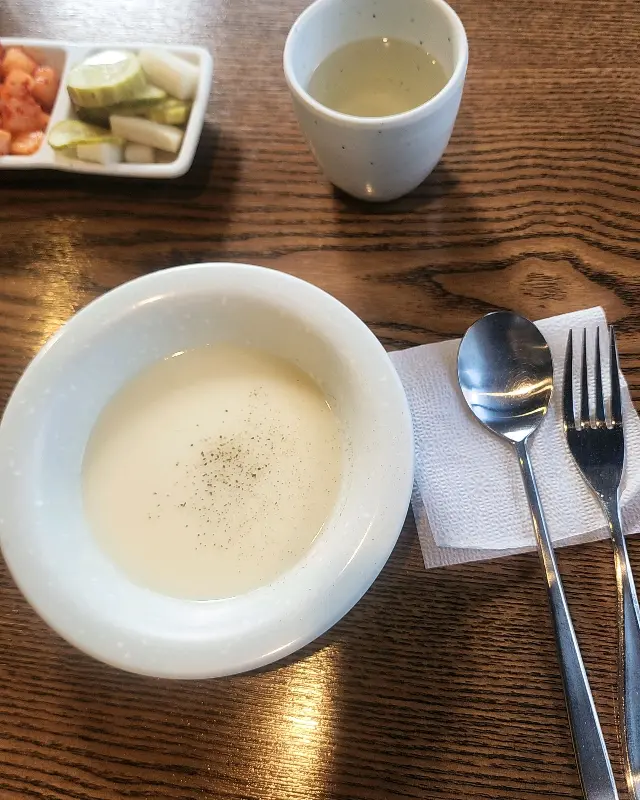 식사 전 제공되는 따뜻한 스프