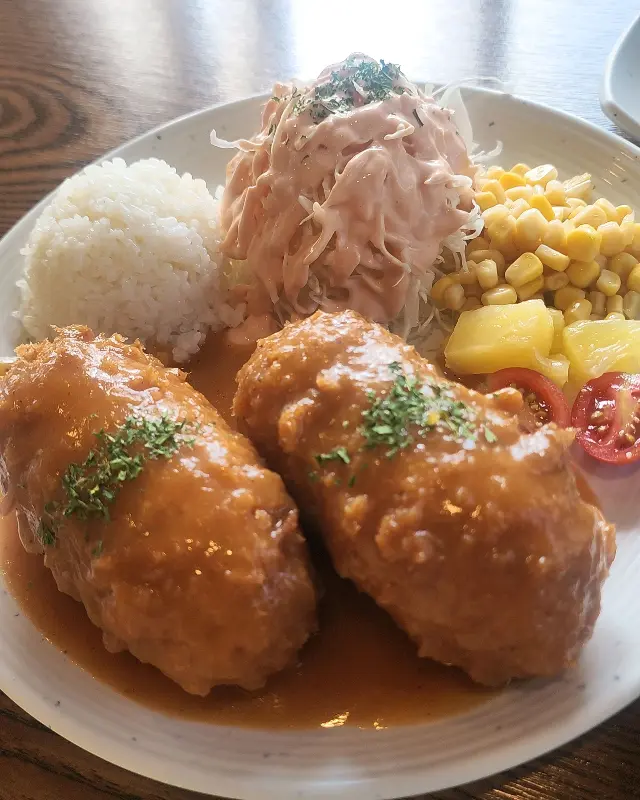 돈까스와 함께 제공되는 다양한 사이드 메뉴