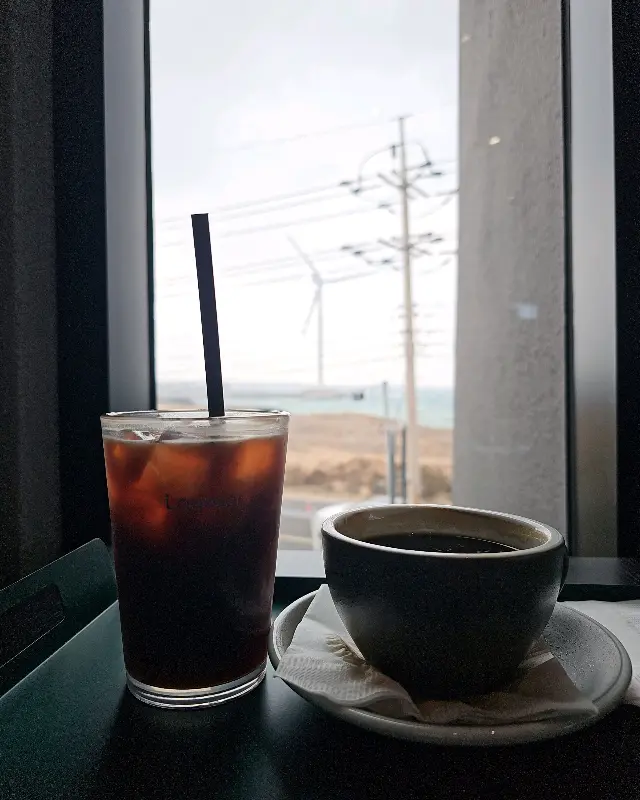 창밖 풍경과 함께 즐기는 아이스 아메리카노