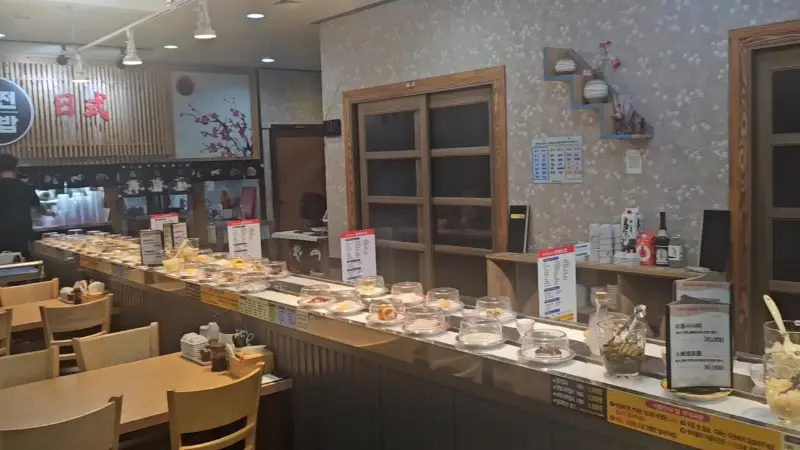 미가일식 내부 전경