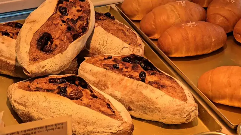 진열대에 놓여있는 빵들