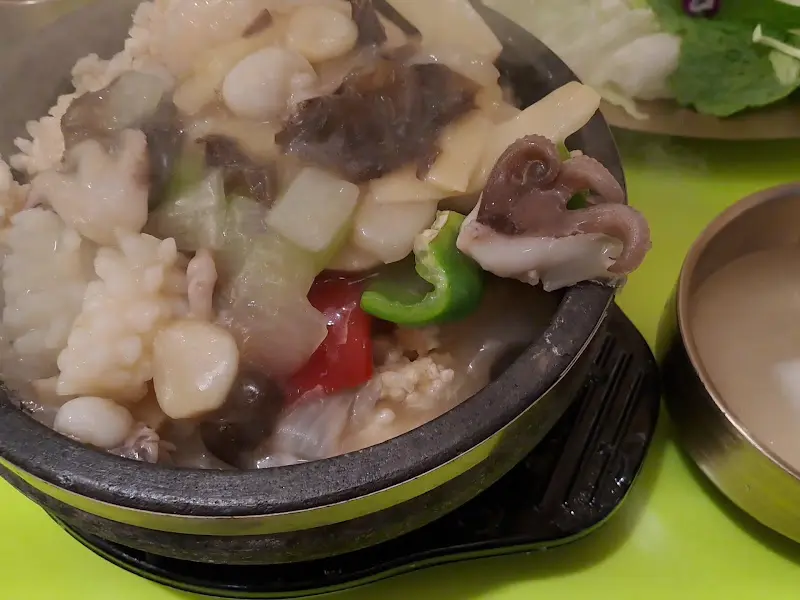 해산물이 가득 들어간 해물 누룽지탕