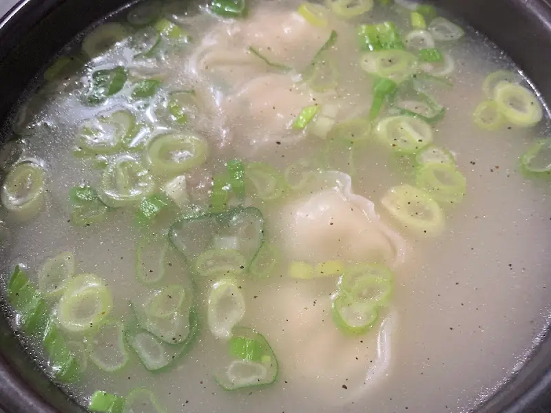 파가 듬뿍 올려진 설렁탕 국물