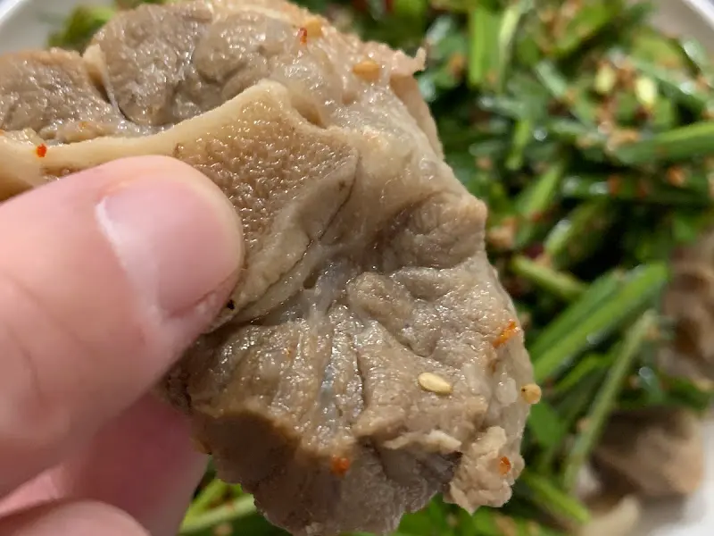 윤기가 흐르는 꼬리찜과 부추무침