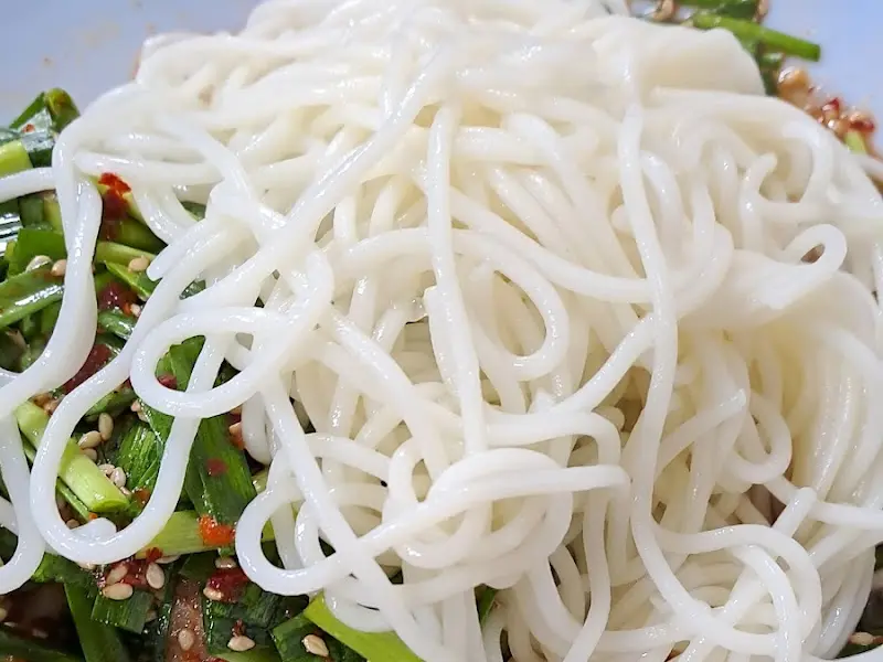 국수 사리를 클로즈업한 사진