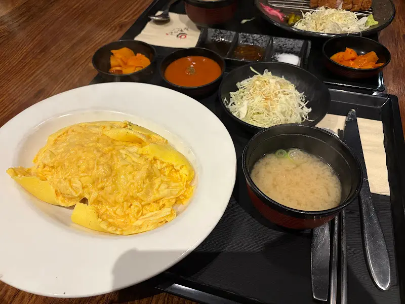 계란 옷을 입은 오므라이스의 모습