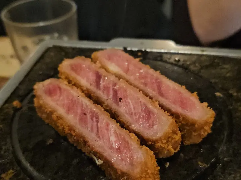 화로 위에서 익어가는 규카츠의 모습