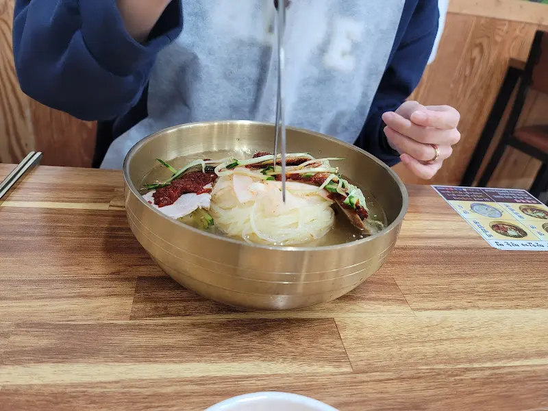 밀면 비비는 모습