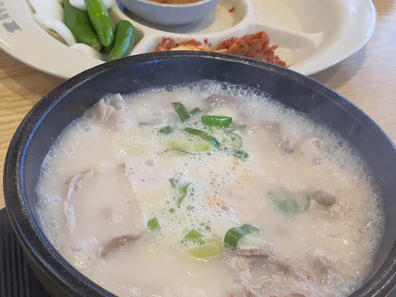 돼지국밥과 밑반찬