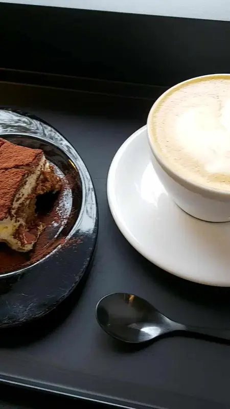 피어몬트 티라미수와 커피